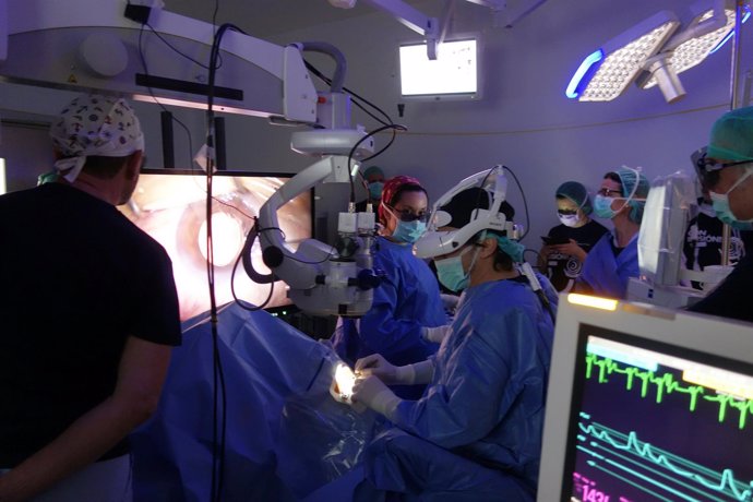 Cirugía de cataratas con casco de visión 3D