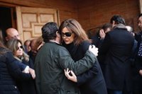 Nuria González rota de dolor y arropada por Isabel Preysler y Teresa Viejo en la despedida de su sobrino