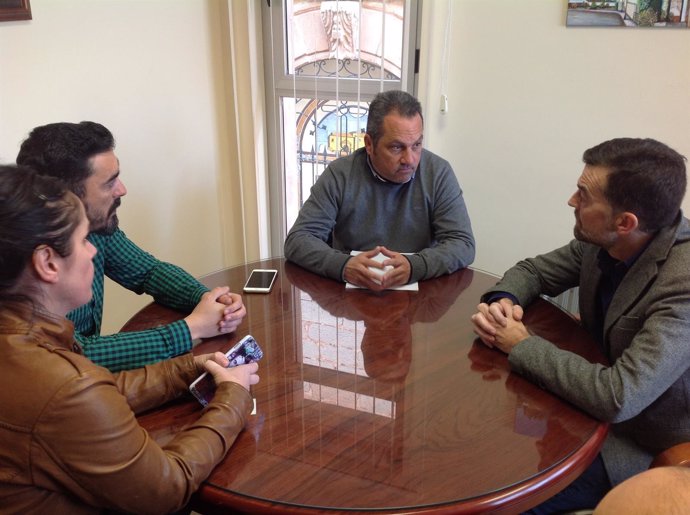 Antonio Maíllo (d) durante su visita al Ayuntamiento de Vilches.