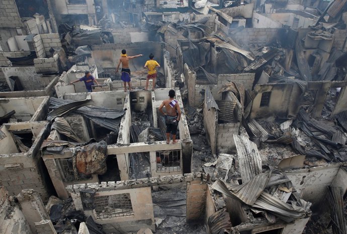 Incendio en un barrio chabolista de Manila