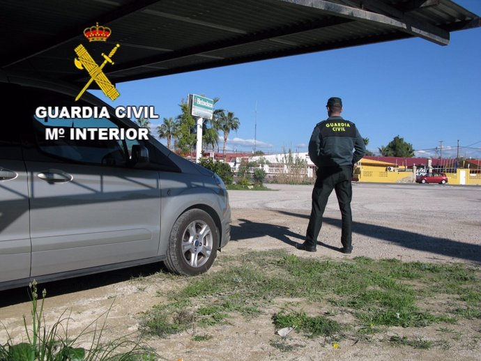 Agente de la Guardia Civil en el lugar del hallazgo