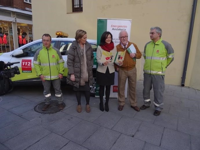 Crespín (centro) durante el acto de presentación