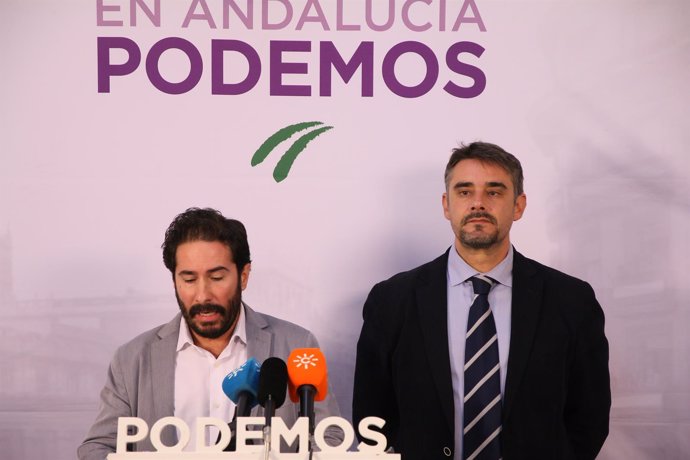 Los parlamentarios de Podemos Juan Ignacio Moreno Yagüe y David Moscoso (izda.)