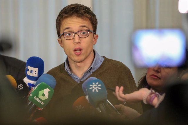 Íñigo Errejón atiende a los medios en Sevilla