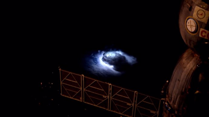 Imagen de una descarga azul desde la ISS