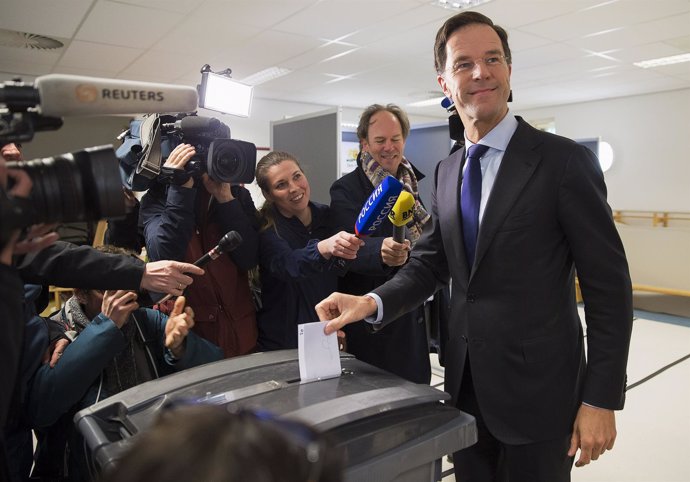 Mark Rutte vota en el referéndum