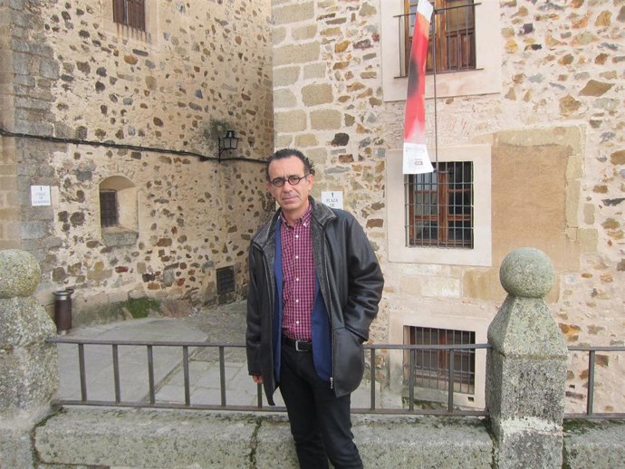 Diego Doncel, ganador del IX Premio de Periodismo de la FMCCB de Cáceres       