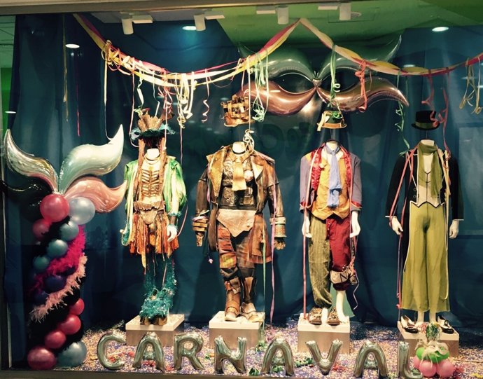 Exposición de trajes de agrupaciones premiadas en el carnaval de Cádiz.