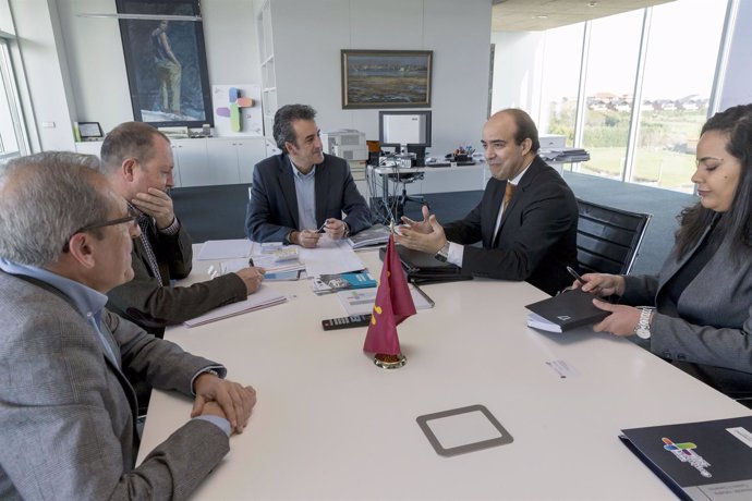 El consejero de Industria y Turismo recibe al cónsul de Marruecos en Bilbao