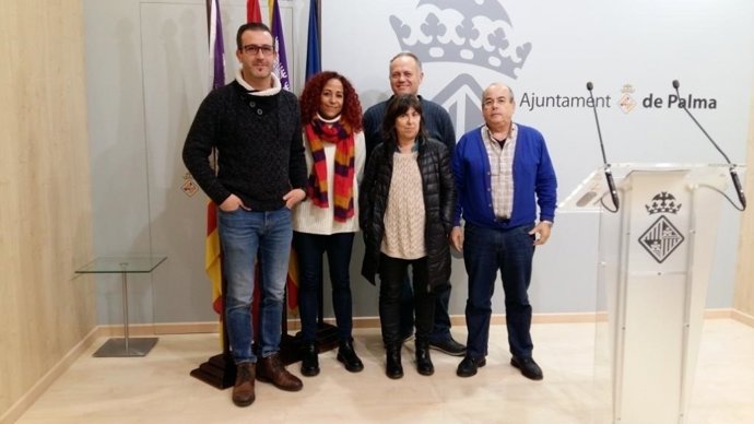 Aurora Jhardi junto a representantes sindicales de personal del ayuntamiento