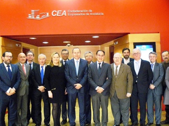 Javier González de Lara (CEA) y dirigentes de CAEA (distribucion alimentaria)