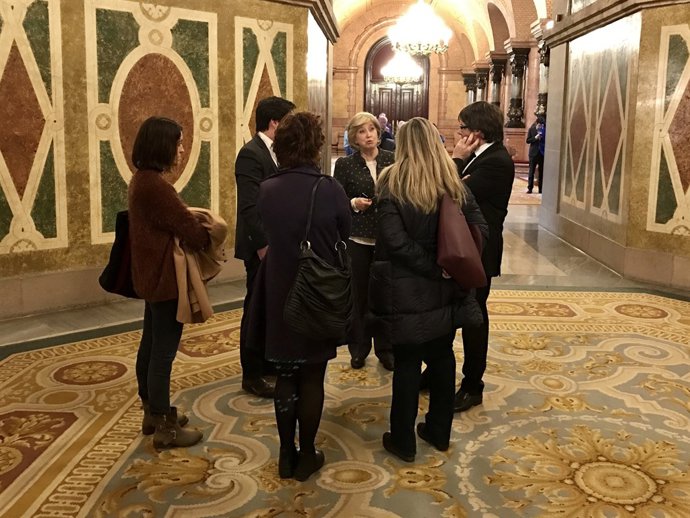 El pte.C.Puigdemont conversa amb l'exconsellera I.Rigau 
