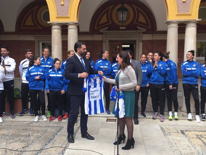 Fernández, con el equipo de la Fundación Cajasol Sporting Club de Huelva.