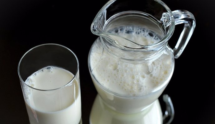 Vaso y jarra de leche 