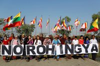 Un grupo de manifestantes recibe en Birmania a un barco con ayuda humanitaria para los rohingya