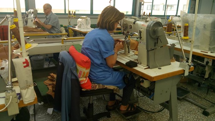 Una trabajadora en una fábrica de zapatos en Elche
