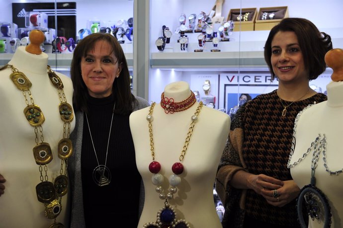 La diseñadora de joyas, Teresa Fabregat, y la alcaldesa de Teruel, Emma Buj