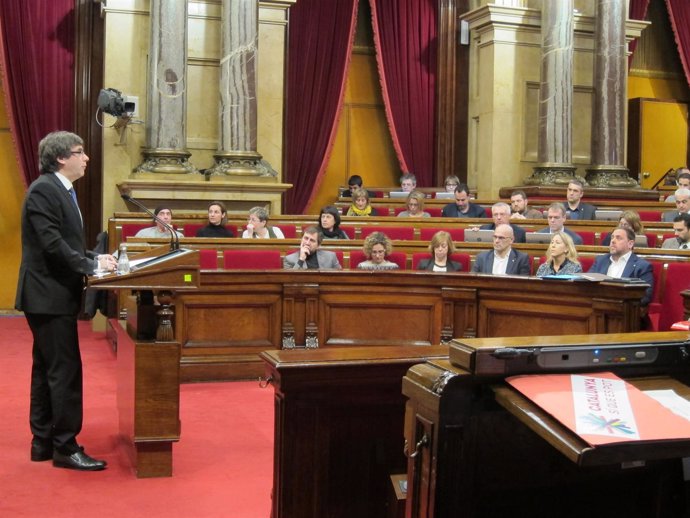 El presidente C.Puigdemont en el pleno del Parlament