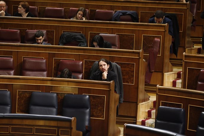 Pablo Iglesias solo en su escaño en el Congreso