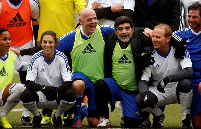 Infantino y Maradona con el resto de participantes del 'FIFA Legends'