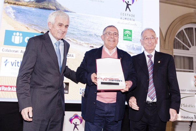 El ex ciclista José Casas ha recibido un homenaje en la Diputación.