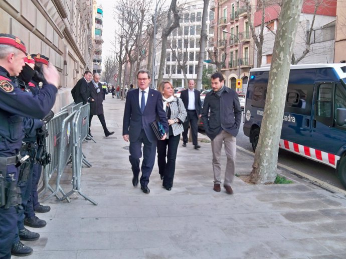 Artur Mas y Helena Rakosnik llegan al TSJC en el último día de juicio del 9N