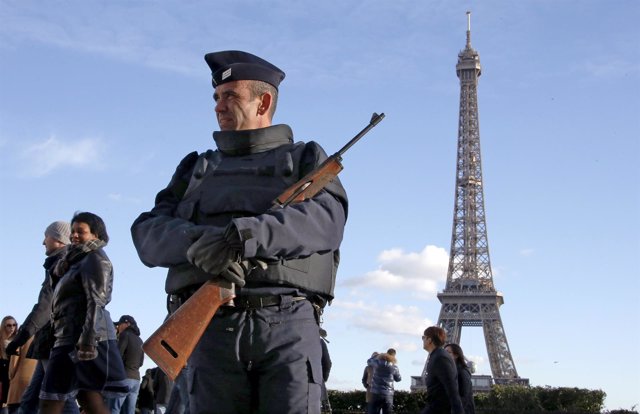 Un policía en París tras los atentados 