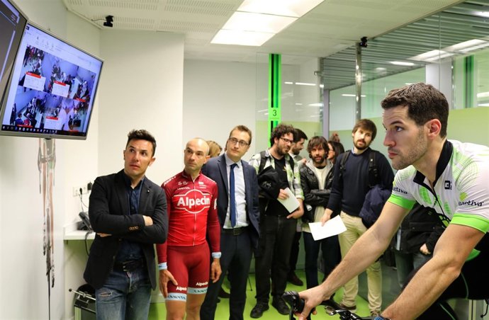 Joaquim Rodríguez y Ángel Vicioso conocen el Younext Bike en Barcelona 