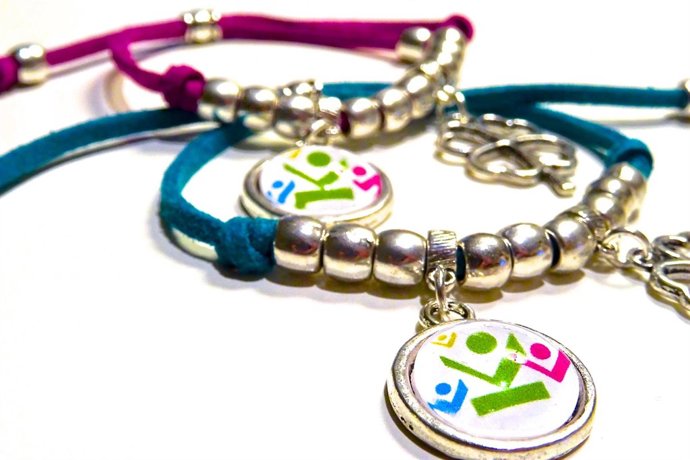  KIABI Diseña Pulseras Solidarias A Favor De FEDER              