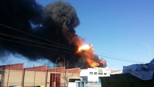 Incendio en una nave de productos químicos en Paterna