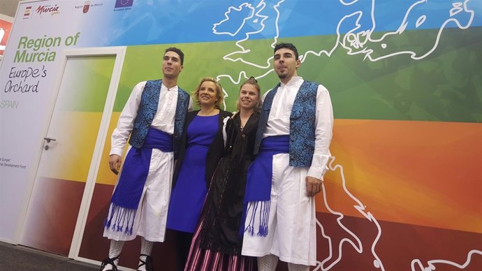 Martínez-Cachá con tres alumnos de la Escuela de Hostelería y Turismo