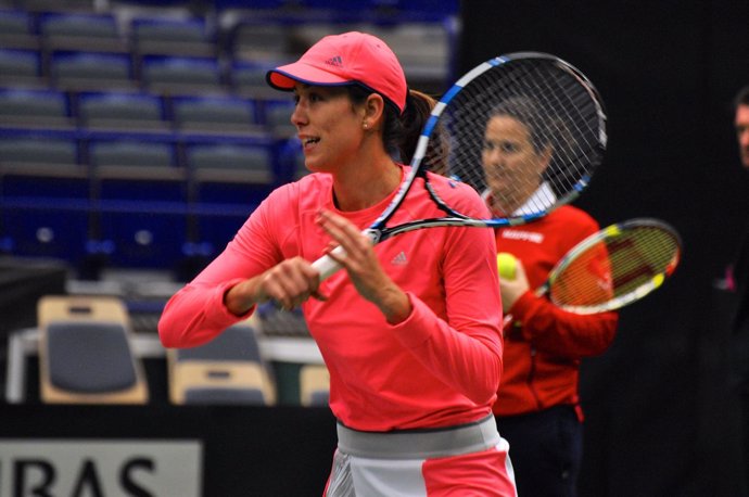 Garbiñe Muguruza entrenando con el equipo de Copa Federación