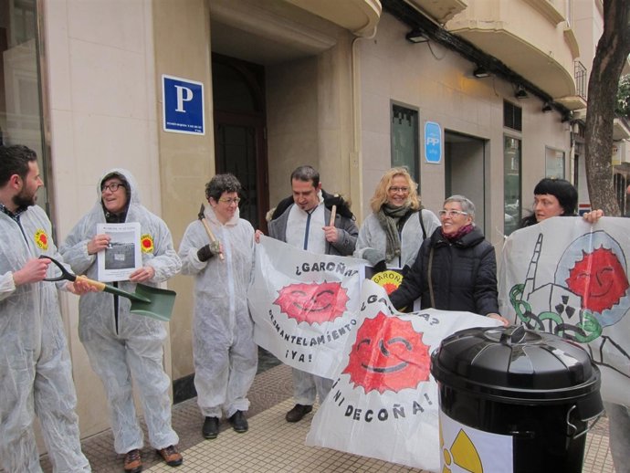 Coordinadora contra Garoña de La Rioja en la sede del PP              