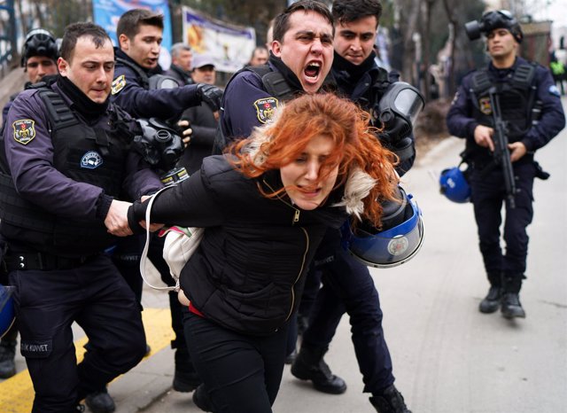 Manifestante detenida en protesta en la Universidad de Ankara