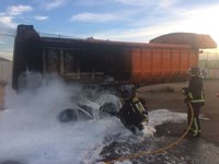 Bomberos de Cartagena sofocan el incendio en el parking de un supermercado y de un camión en la autovía