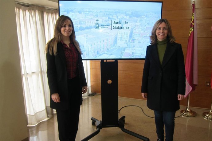 Las concejalas Rebeca Pérez y Conchita Ruiz tras Junta de Gobierno