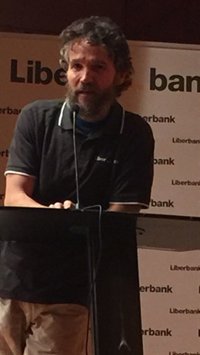 El alpinista Jorge Egocheaga comparte con escolares sus experiencias en Nepal