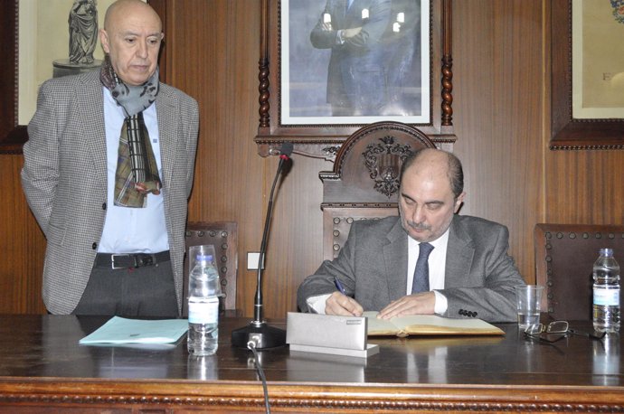 Javier Lambán firma en el Libro de Honor del Ayuntamiento de Alagón. 