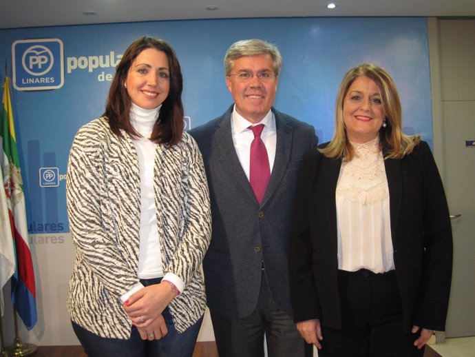 Fernández de Moya con Ángeles Isac y María Torres                        