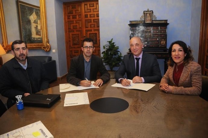 El presidente de la Diputación (dcha.), Antonio Ruiz, en la firma del convenio