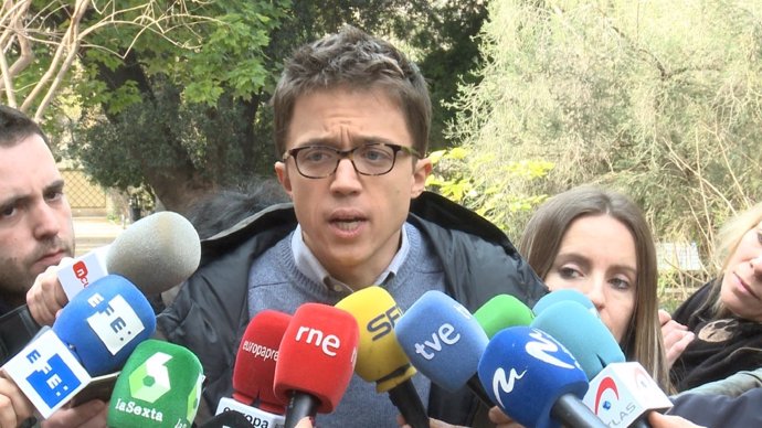 Íñigo Errejón atiende a los medios en Valencia