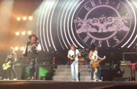 VÍDEO: Angus Young aparece por sorpresa en un concierto de Guns n' Roses para tocar clásicos de AC/DC