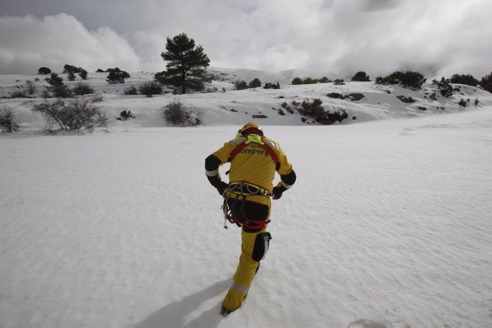 Efectivos de emergencias trabajan durante el temporal de nieve en Alicante