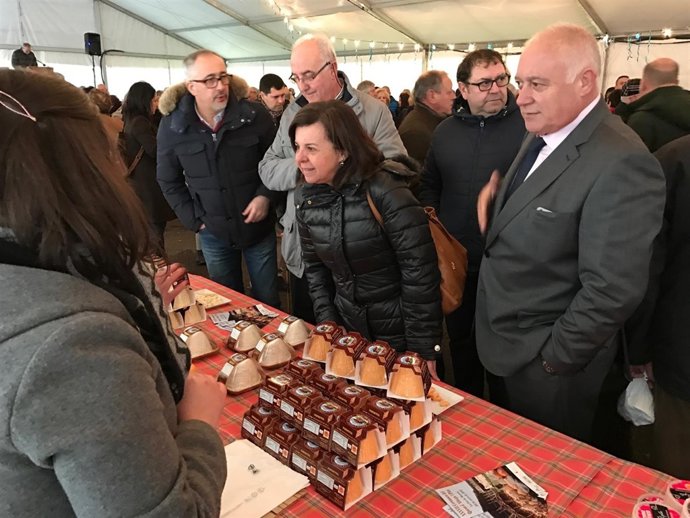 La consejera de Medio Rural durante el certamen de Quesu Casín. 