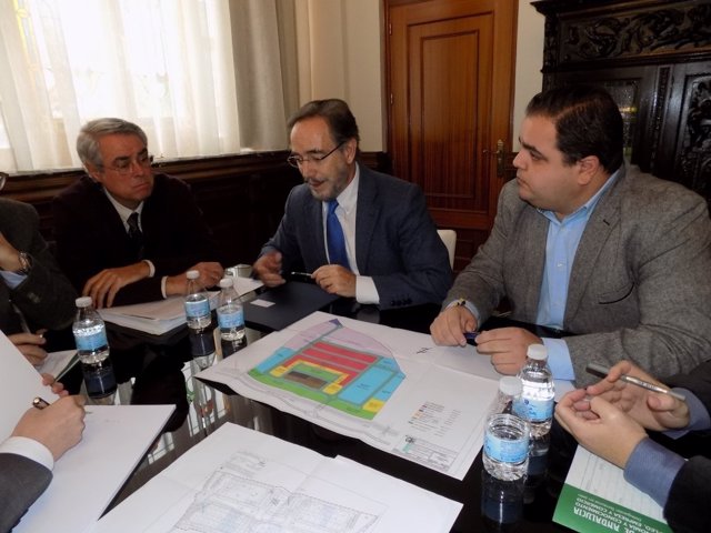 López (c) en la reunión sobre suelo industrial.