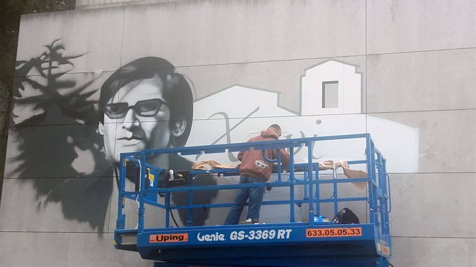 : El Grafitero Zubir Preparando El Grafiti En Homenaje A Xavier Vinader 
