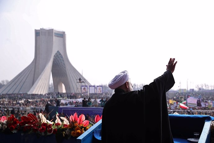 Rohani saluda a los iraníes que celebran el aniversario de Revolución Islámica