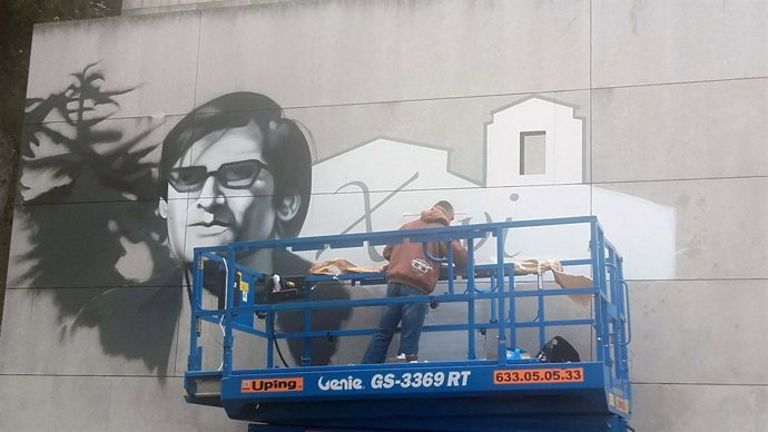 El Grafiter Zubir Preparant El Grafiti En Homenatge A Xavier Vinader 