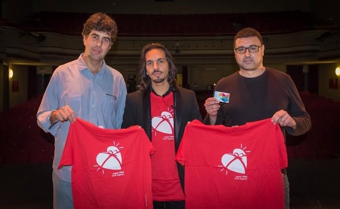 Farruquito (centro) se suma a la campaña de promoción para la donación