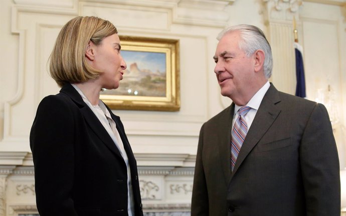 Federica Mogherini y Rex Tillerson